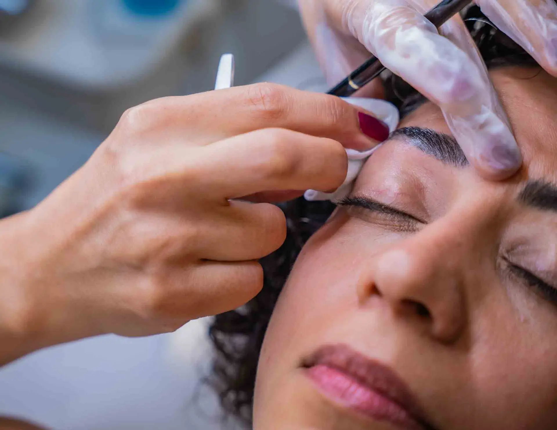 Soin des sourcils réalisé en institut, à Nice