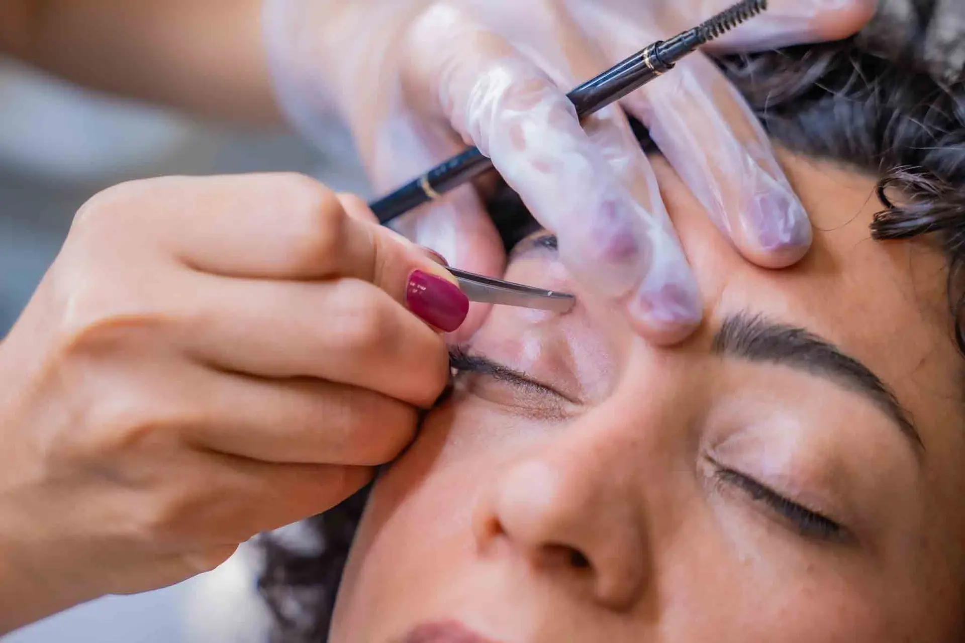 Épilation des sourcils à la pince, en institut à Nice