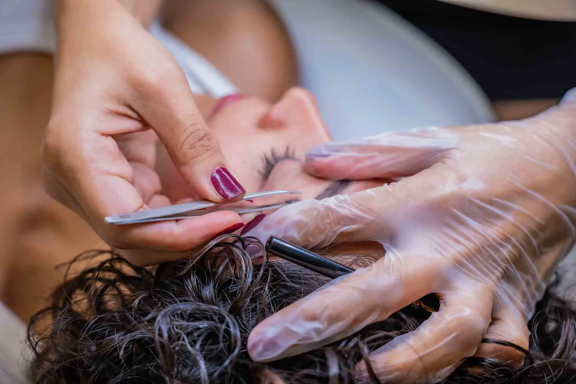 Soin des sourcils à la pince, en institut à Nice