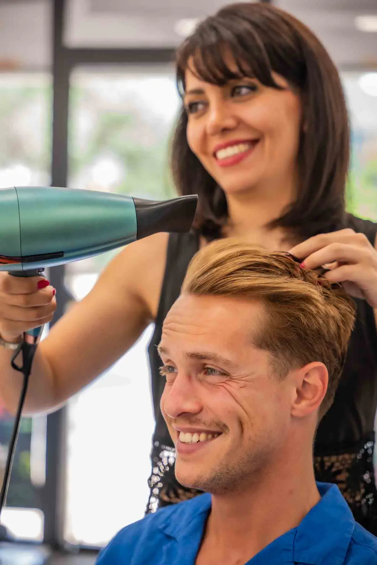 Séance de coiffure dans un salon à Nice