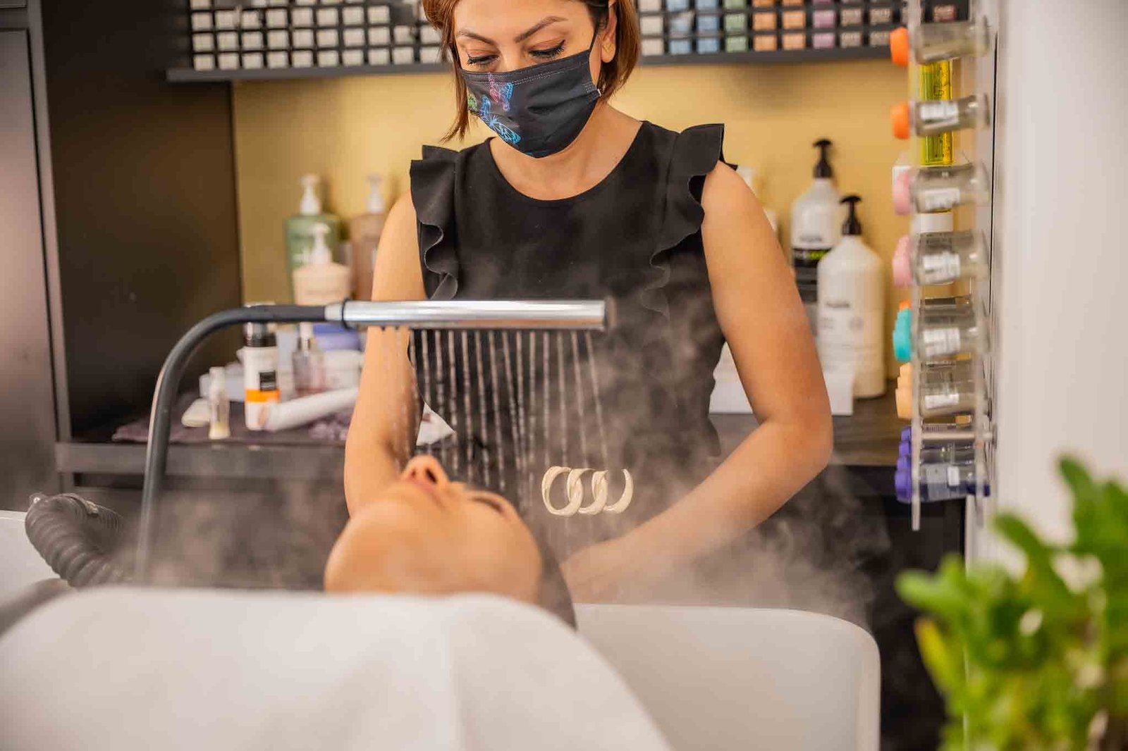 Soin du cheveu à la vapeur, au bac d’un salon à Nice