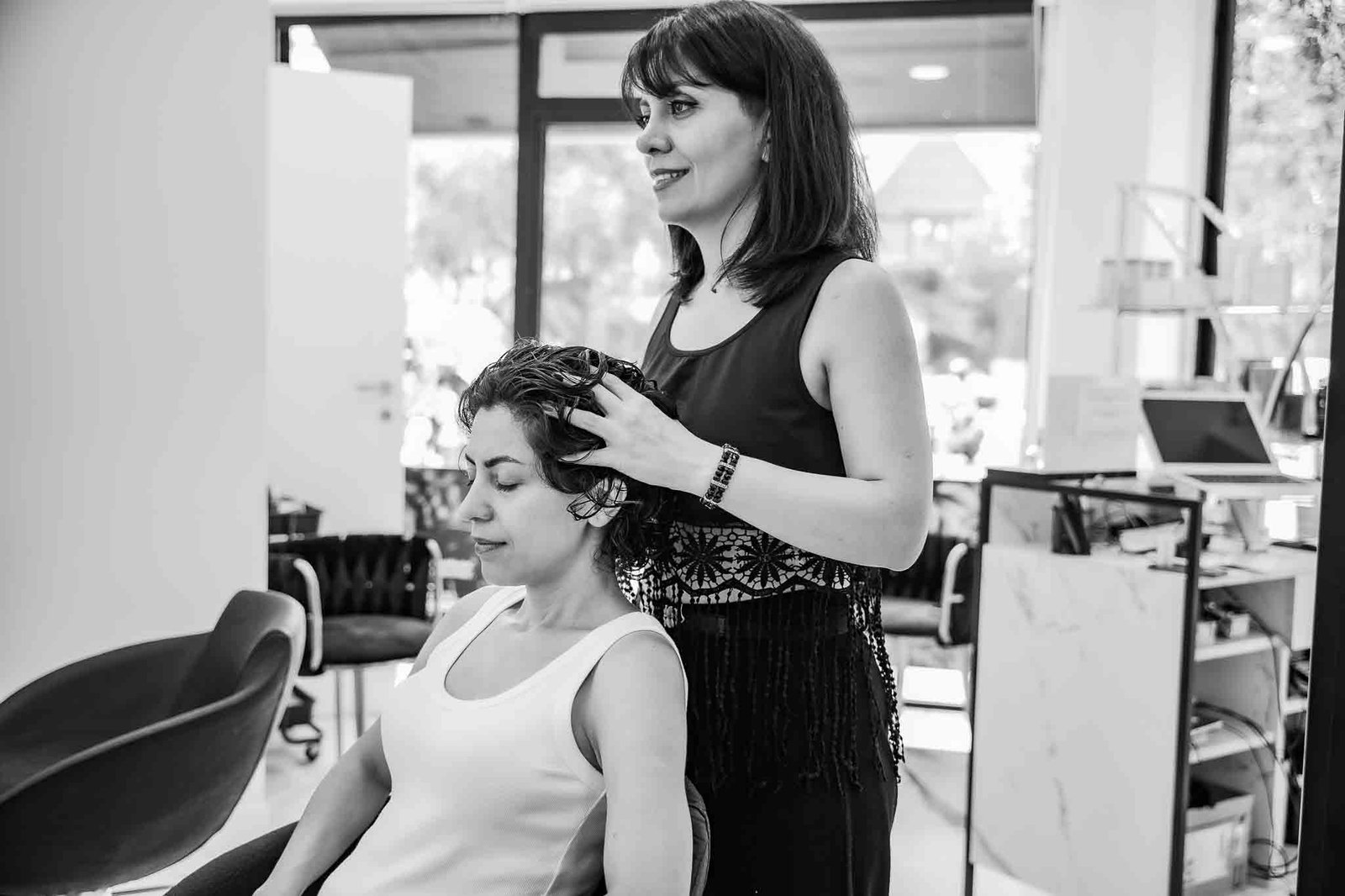 Salon de coiffure photographié en noir et blanc, à Nice