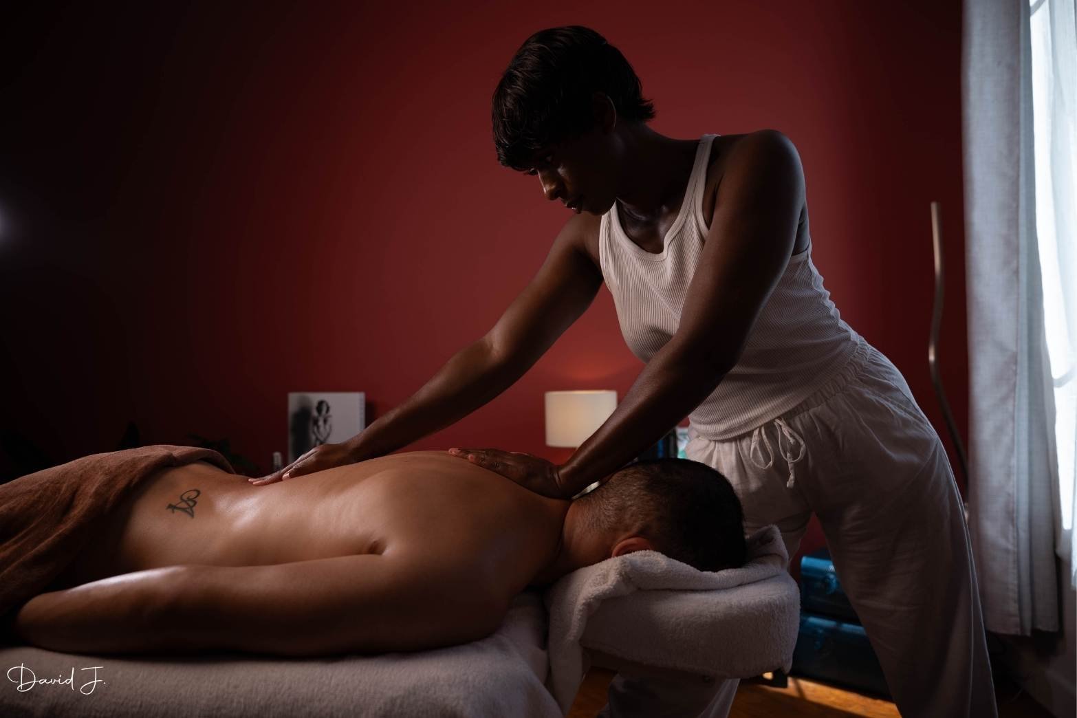 Séance de massage dans une cabine de bien-être, à Nice