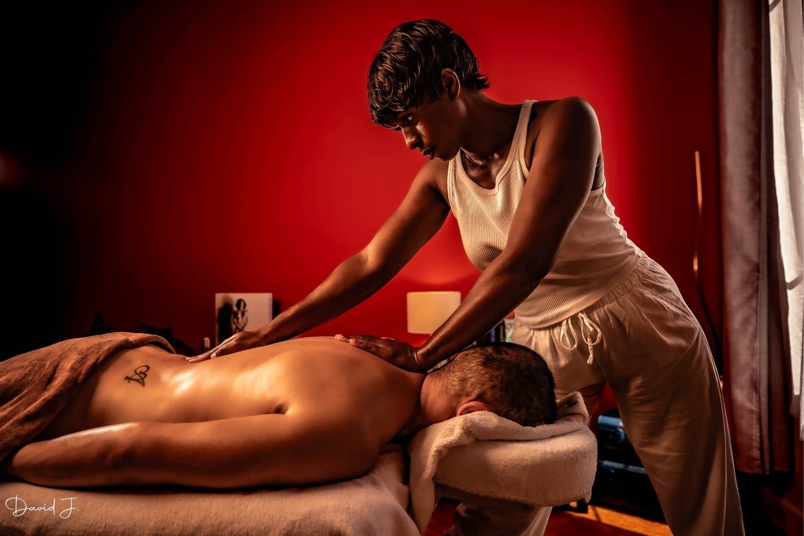 Massage des épaules dans une cabine de bien-être, à Nice