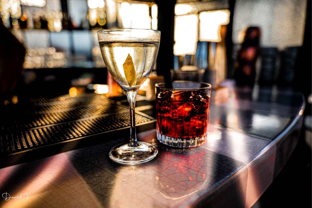 Deux cocktails posés sur le comptoir d’un bar, à Nice
