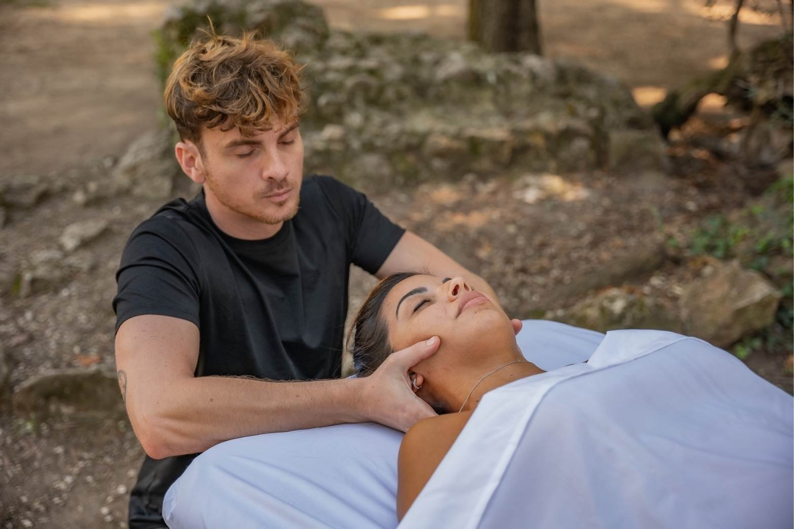 Massage de la nuque en extérieur, sur la Côte d’Azur