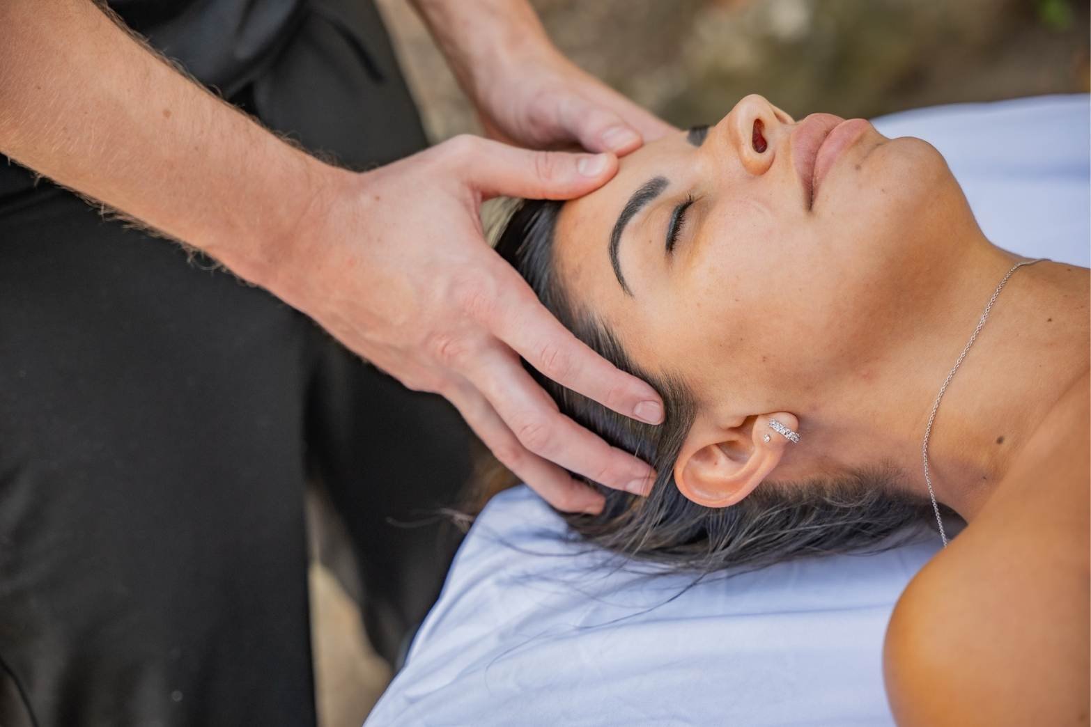 Massage du visage lors d’une séance de bien-être