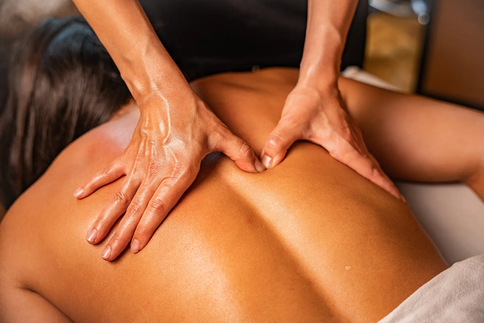 Massage du dos à l’huile, en cabine à Nice