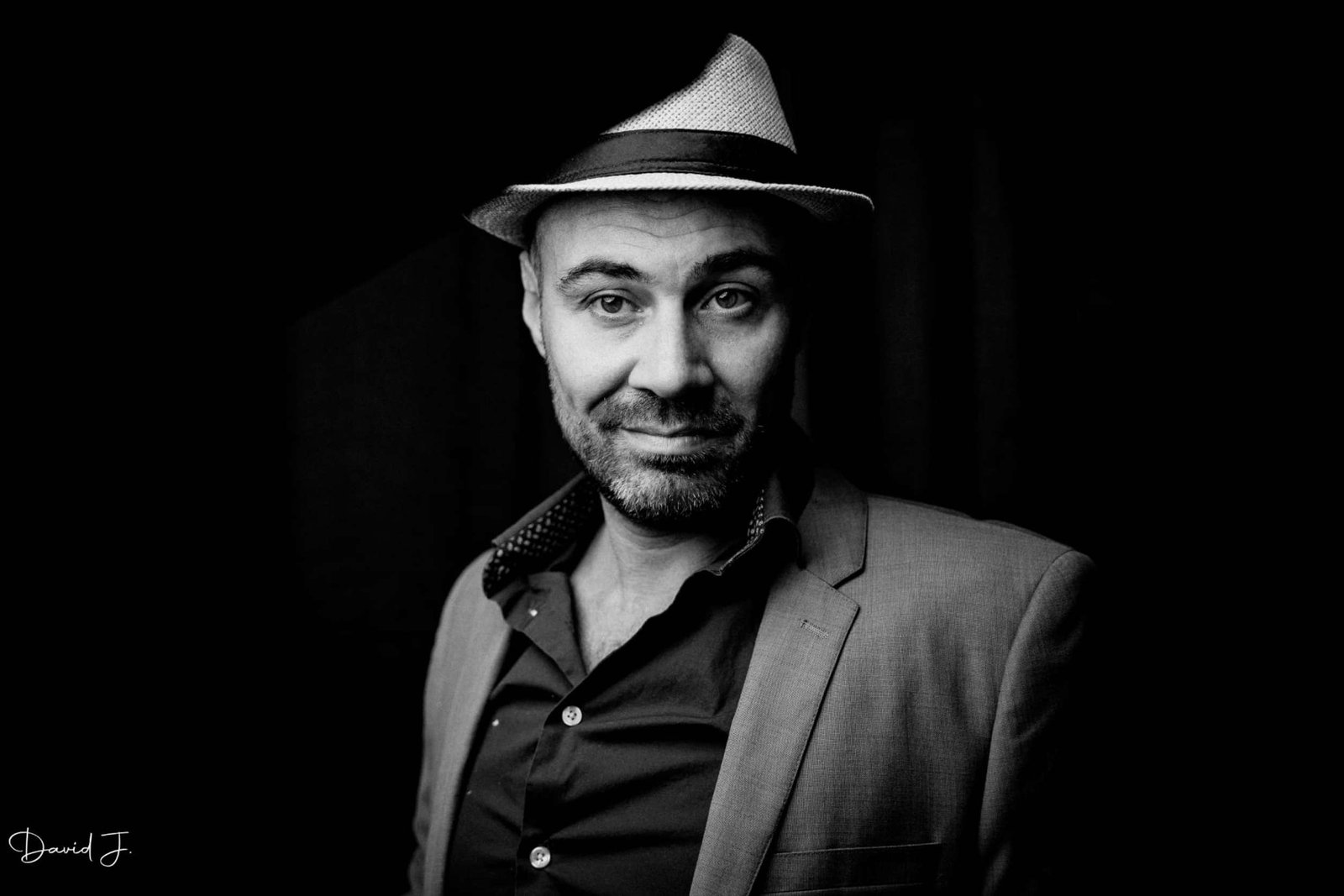 Portrait d’un homme au chapeau en noir et blanc, studio à Nice