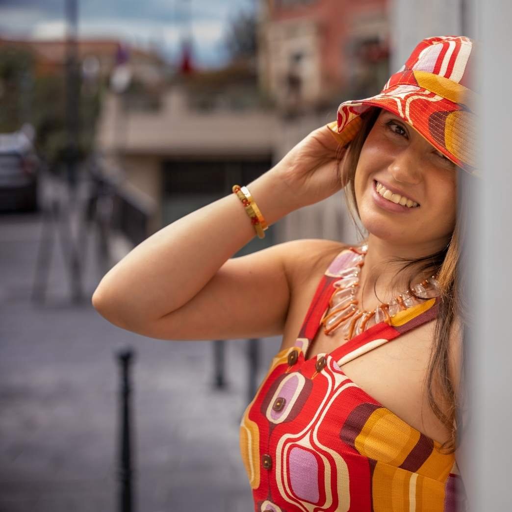 Portrait d’une femme au chapeau dans une rue de Nice