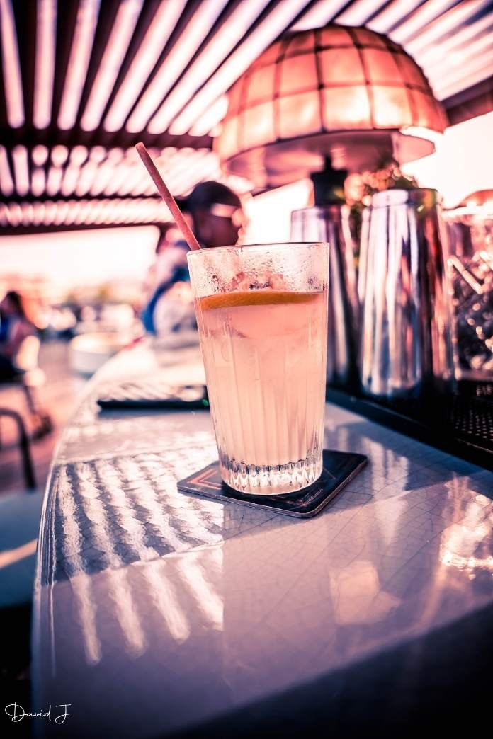 Cocktail posé sur un comptoir, photographié à Nice