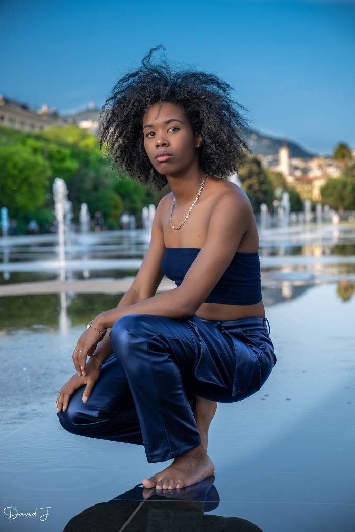 Portrait d’une femme en extérieur près des jets d’eau, à Nice