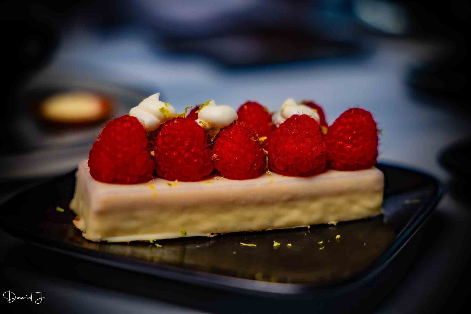 Entremets aux framboises photographié pour un restaurant à Nice