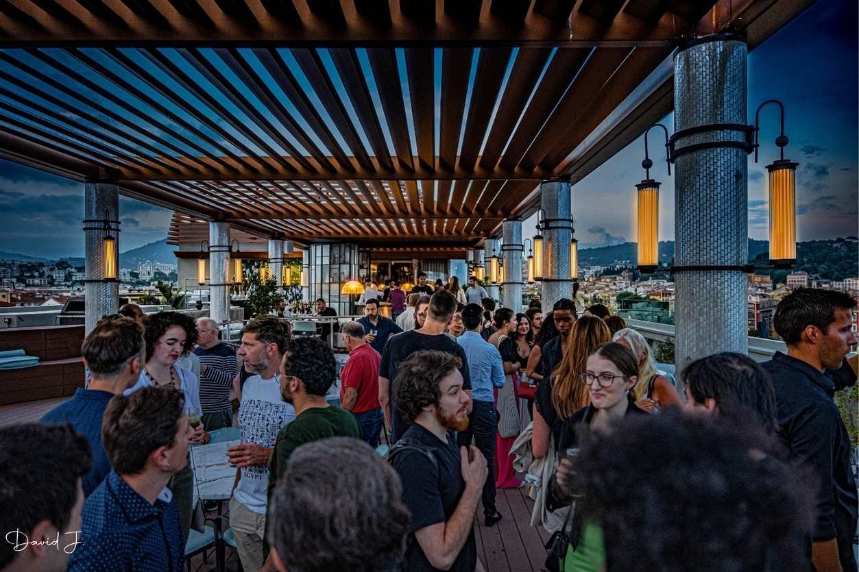 Soirée sur un toit-terrasse avec vue sur la mer, à Nice