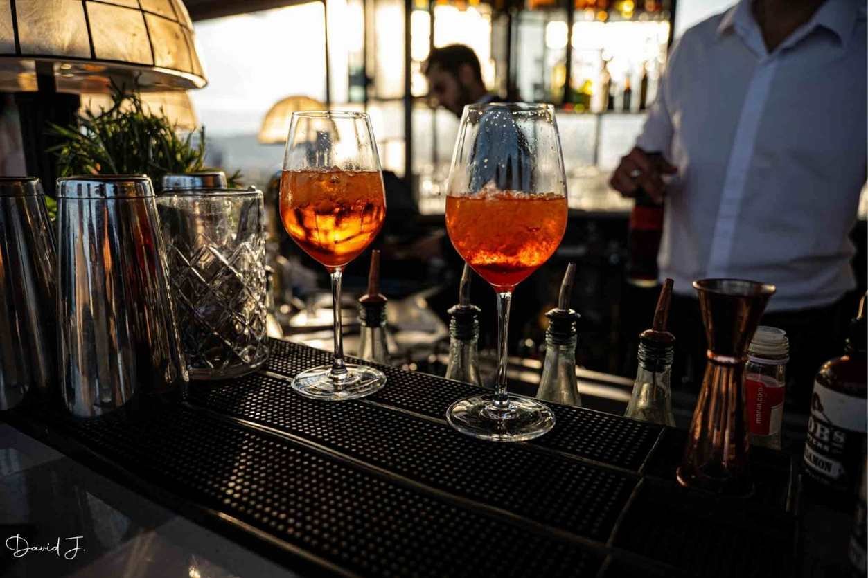 Deux verres posés sur le comptoir d’un bar, à Nice